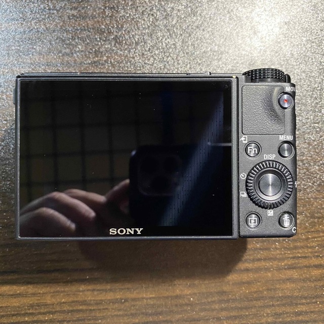 SONY(ソニー)のSONY コンパクトデジタルカメラ DSC-RX100M6 シューグリップ付き スマホ/家電/カメラのカメラ(コンパクトデジタルカメラ)の商品写真