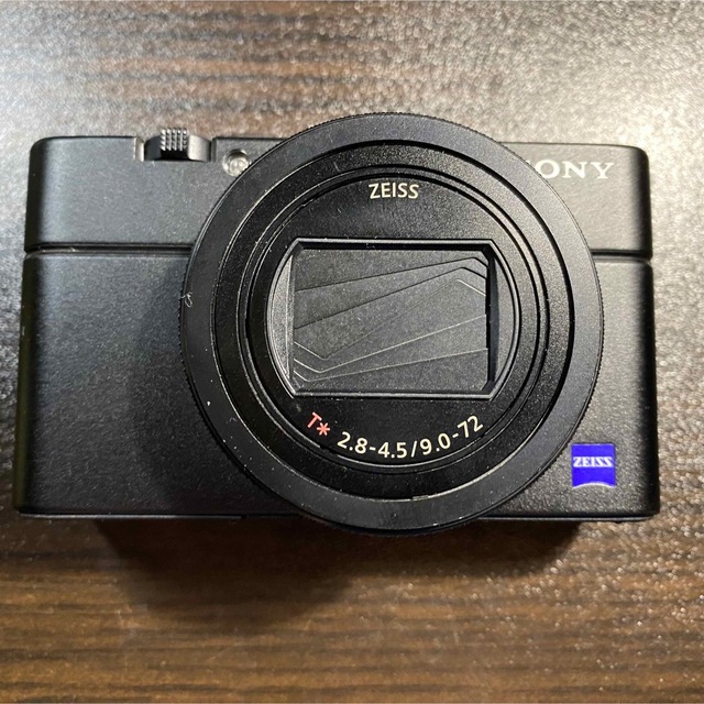 SONY(ソニー)のSONY コンパクトデジタルカメラ DSC-RX100M6 シューグリップ付き スマホ/家電/カメラのカメラ(コンパクトデジタルカメラ)の商品写真