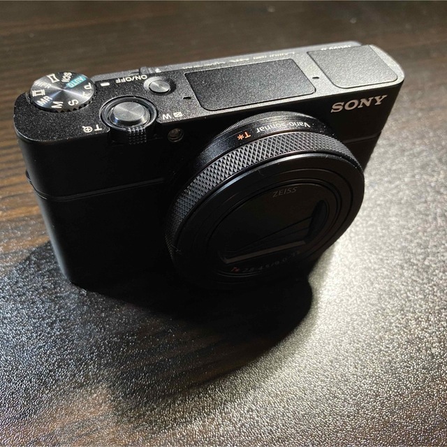 SONY(ソニー)のSONY コンパクトデジタルカメラ DSC-RX100M6 シューグリップ付き スマホ/家電/カメラのカメラ(コンパクトデジタルカメラ)の商品写真