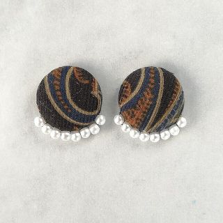 くるみカボションとビーズ刺繍のピアス/イヤリング(イヤリング)