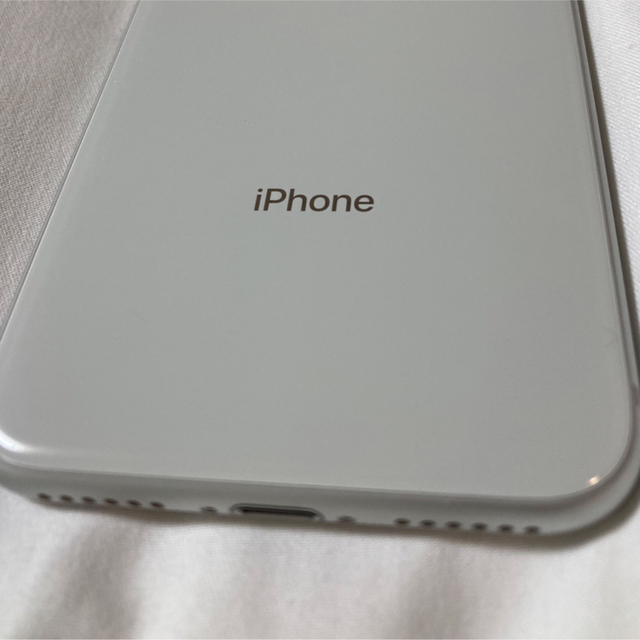 iPhone(アイフォーン)のSIMロック解除済 iphone8 64GBシルバー SIMフリー スマホ/家電/カメラのスマートフォン/携帯電話(スマートフォン本体)の商品写真