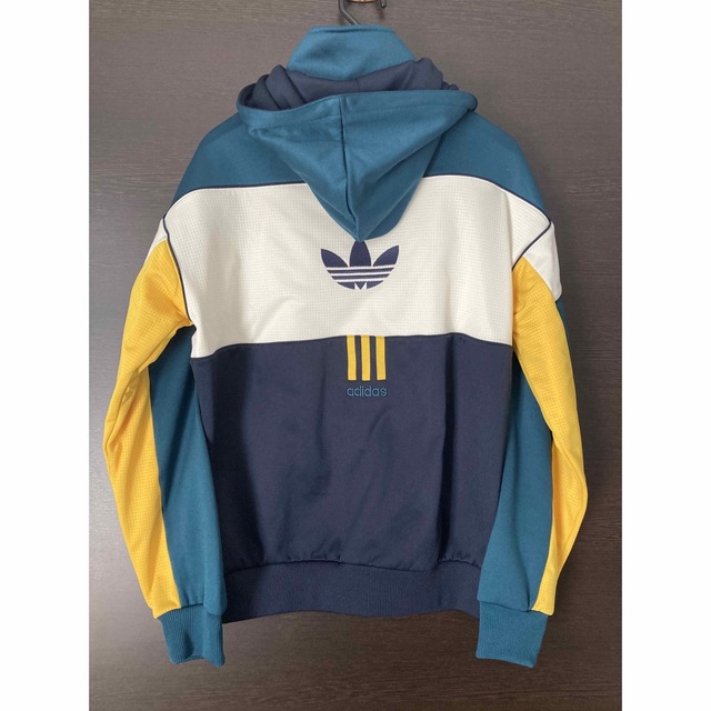 adidas パーカー