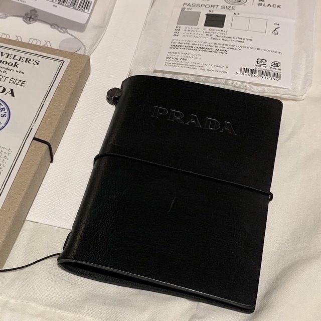 PRADA(プラダ)のトラベラーズノート プラダ パスポートサイズ ブラック インテリア/住まい/日用品の文房具(ノート/メモ帳/ふせん)の商品写真