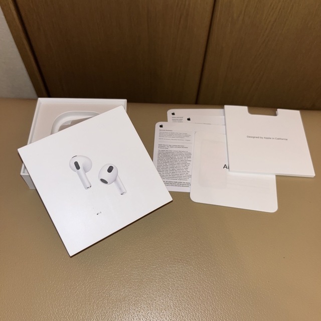 Apple(アップル)のAirPods 3世代 ケース付き スマホ/家電/カメラのオーディオ機器(ヘッドフォン/イヤフォン)の商品写真