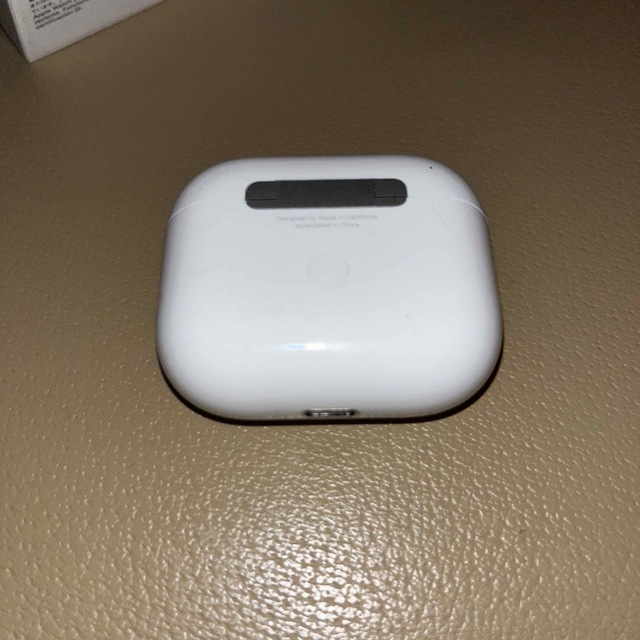 Apple(アップル)のAirPods 3世代 ケース付き スマホ/家電/カメラのオーディオ機器(ヘッドフォン/イヤフォン)の商品写真