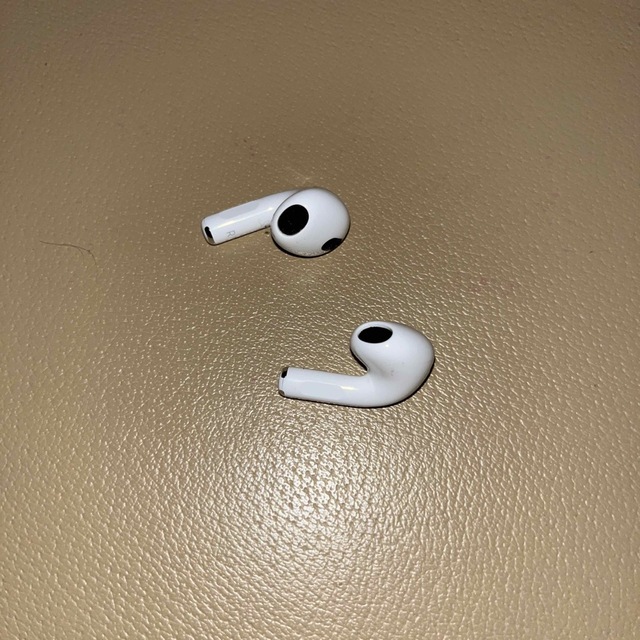 Apple(アップル)のAirPods 3世代 ケース付き スマホ/家電/カメラのオーディオ機器(ヘッドフォン/イヤフォン)の商品写真