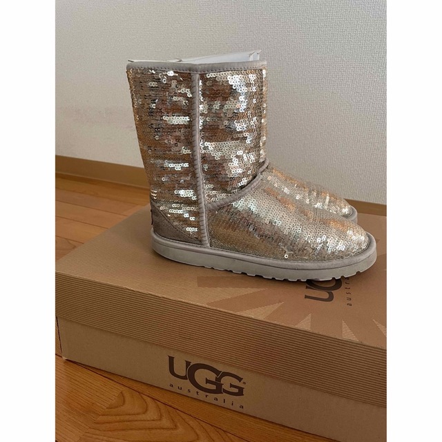 UGG(アグ)のUGGアグ 限定スパンコールシルバームートンブーツ レディースの靴/シューズ(ブーツ)の商品写真