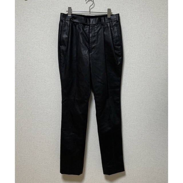 JOHN LAWRENCE SULLIVAN(ジョンローレンスサリバン)のVEGAN LEATHER TUCKED TROUSERS メンズのパンツ(スラックス)の商品写真