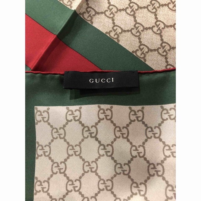 Gucci(グッチ)の未使用品　GUCCI グッチ　スカーフ　シルク100% レディースのファッション小物(バンダナ/スカーフ)の商品写真