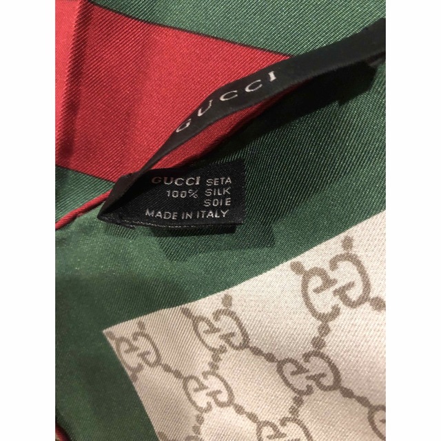 Gucci(グッチ)の未使用品　GUCCI グッチ　スカーフ　シルク100% レディースのファッション小物(バンダナ/スカーフ)の商品写真