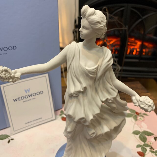 WEDGWOOD(ウェッジウッド)の専用箱付き　ウェッジウッド  ジャスパー　ダンシングアワー　フィギュリン インテリア/住まい/日用品のインテリア小物(置物)の商品写真