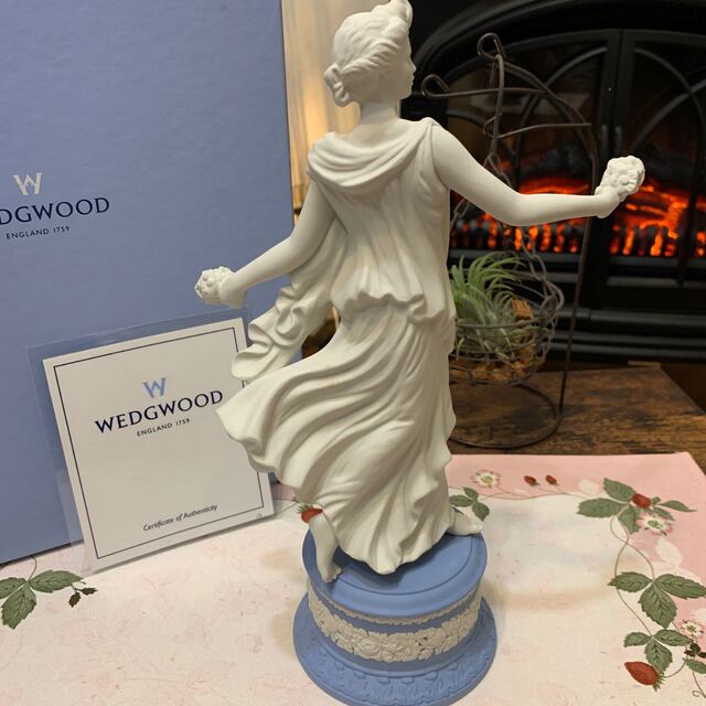 WEDGWOOD(ウェッジウッド)の専用箱付き　ウェッジウッド  ジャスパー　ダンシングアワー　フィギュリン インテリア/住まい/日用品のインテリア小物(置物)の商品写真