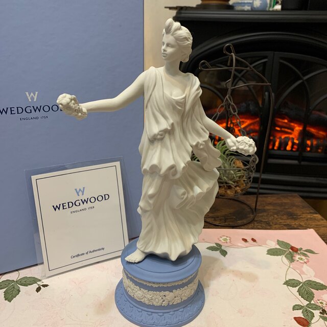 WEDGWOOD(ウェッジウッド)の専用箱付き　ウェッジウッド  ジャスパー　ダンシングアワー　フィギュリン インテリア/住まい/日用品のインテリア小物(置物)の商品写真