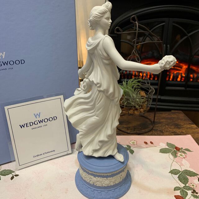 WEDGWOOD(ウェッジウッド)の専用箱付き　ウェッジウッド  ジャスパー　ダンシングアワー　フィギュリン インテリア/住まい/日用品のインテリア小物(置物)の商品写真