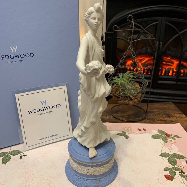 WEDGWOOD(ウェッジウッド)の専用箱付き　ウェッジウッド  ジャスパー　ダンシングアワー　フィギュリン インテリア/住まい/日用品のインテリア小物(置物)の商品写真