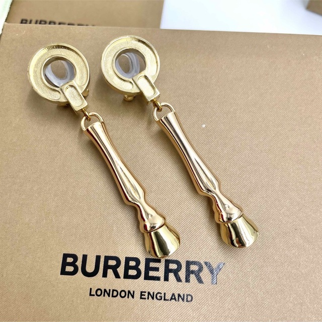 BURBERRY(バーバリー)のBURBERRY Horse Leg Round Drop イヤリング レディースのアクセサリー(イヤリング)の商品写真