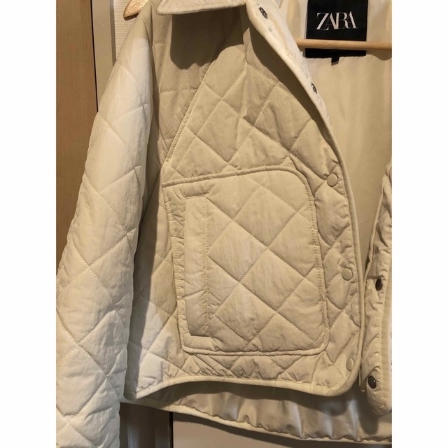 ZARA(ザラ)のZARA ショート丈キルティングジャケット レディースのジャケット/アウター(ブルゾン)の商品写真
