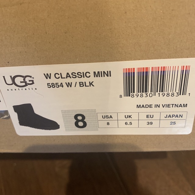 UGG(アグ)の【新品】UGG  クラシックミニ　ブラックサイズ8（25センチ） レディースの靴/シューズ(ブーツ)の商品写真