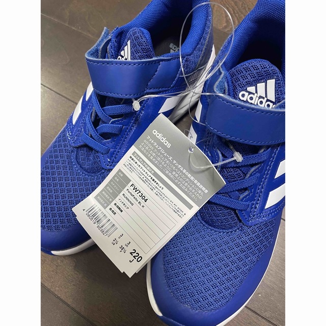 adidas(アディダス)の新品 adidas スニーカー キッズ 青 22cm アディダス 子供 キッズ/ベビー/マタニティのキッズ靴/シューズ(15cm~)(スニーカー)の商品写真