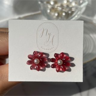 ちゅるんと可愛いお花ピアス　パールキャッチ　ハンドメイド　ピアス(ピアス)