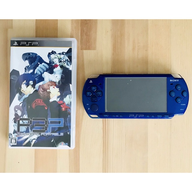 SONY(ソニー)のPSP2000 本体＋ペルソナ3 ポータブル エンタメ/ホビーのゲームソフト/ゲーム機本体(携帯用ゲーム機本体)の商品写真