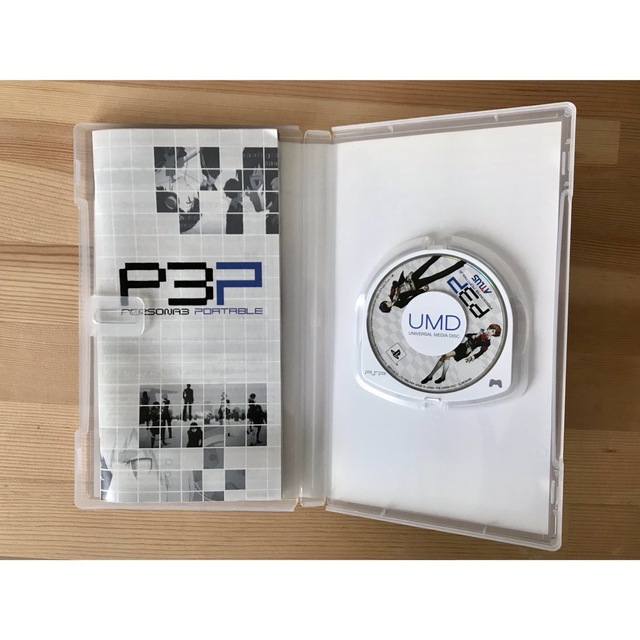 SONY(ソニー)のPSP2000 本体＋ペルソナ3 ポータブル エンタメ/ホビーのゲームソフト/ゲーム機本体(携帯用ゲーム機本体)の商品写真