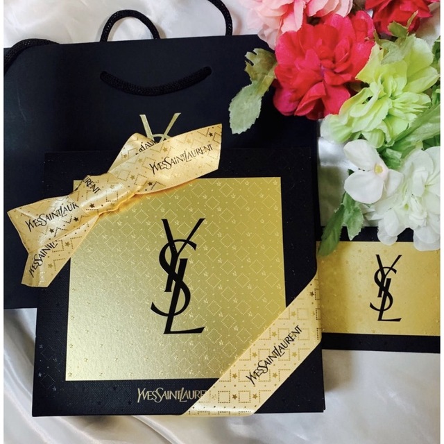 Yves Saint Laurent Beaute(イヴサンローランボーテ)のモンパリギフトセット⭐️⭐️ショッパー付き🎁 コスメ/美容のキット/セット(コフレ/メイクアップセット)の商品写真