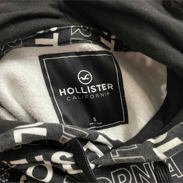 Hollister(ホリスター)の【美品】HOLLISTER(ホリスター)★総柄文字ロゴパーカー★黒×白S★ メンズのトップス(パーカー)の商品写真