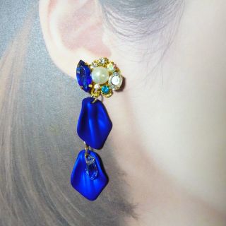 ハンドメイドピアス/イヤリング　あこや真珠と青い花弁(ピアス)