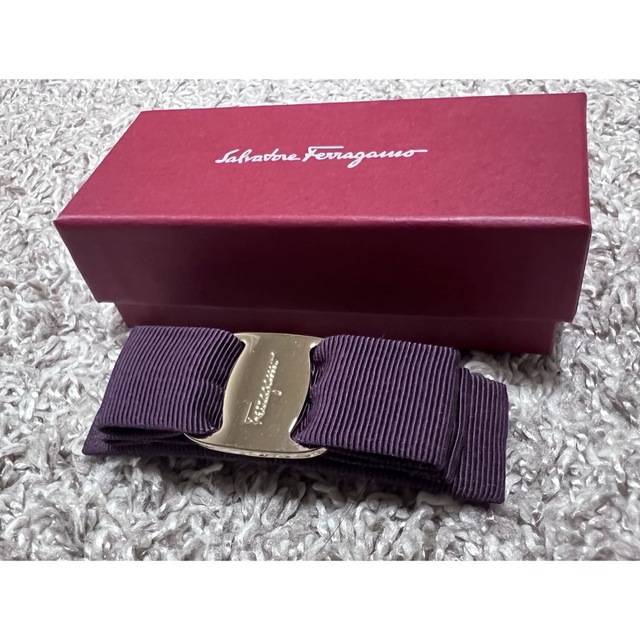 Salvatore Ferragamo(サルヴァトーレフェラガモ)のフェラガモ  バレッタ　パープル　レッド　ゴールド レディースのヘアアクセサリー(バレッタ/ヘアクリップ)の商品写真