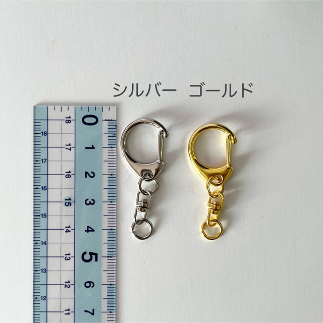 イニシャルキーホルダー　R 黒　ブラック ハンドメイドのアクセサリー(キーホルダー/ストラップ)の商品写真