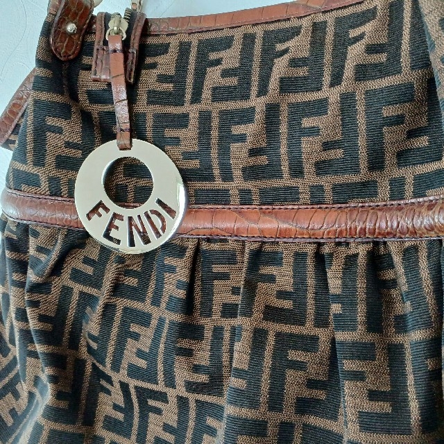 FENDI(フェンディ)のフェンディ　FENDI　ブランド　ショルダー　ハンド　バック　ズッカ　人気　流行 レディースのバッグ(ハンドバッグ)の商品写真