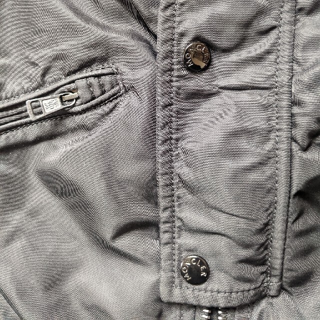 MONCLER(モンクレール)のモンクレール　ジャケット　黒色　白色　チキン　鶏　鳥　イタリア製　MONCLER メンズのジャケット/アウター(フライトジャケット)の商品写真