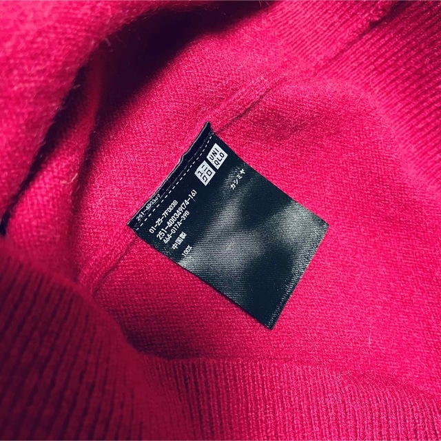 UNIQLO(ユニクロ)のユニクロ　カシミヤ  Vネックセーター　美品♬ 赤　レッド　ピンク レディースのトップス(ニット/セーター)の商品写真