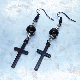 黒いロザリオ（十字架）とオニキスを組合せたブラックピアス アクセサリー(ピアス)