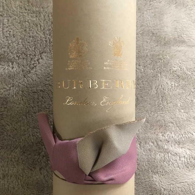 BURBERRY(バーバリー)のバーバリー♡マフラーケース筒箱、紙袋、リボン２本　４点セット レディースのバッグ(ショップ袋)の商品写真