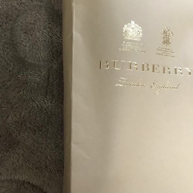 BURBERRY(バーバリー)のバーバリー♡マフラーケース筒箱、紙袋、リボン２本　４点セット レディースのバッグ(ショップ袋)の商品写真