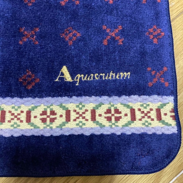 AQUA SCUTUM(アクアスキュータム)のAquascutum  アクアスキュータム・プチタオル　紺色xワイン色　🎄 レディースのファッション小物(ハンカチ)の商品写真