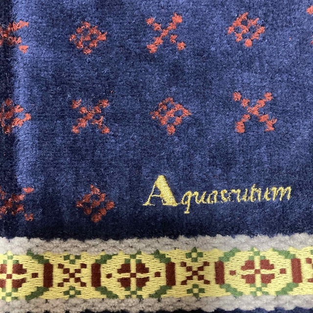 AQUA SCUTUM(アクアスキュータム)のAquascutum  アクアスキュータム・プチタオル　紺色xワイン色　🎄 レディースのファッション小物(ハンカチ)の商品写真