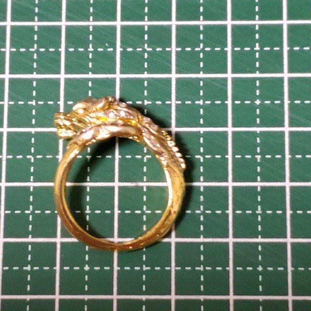 854　ドラゴンゴールドカラーリング　指輪　アクセサリー　龍神 レディースのアクセサリー(リング(指輪))の商品写真