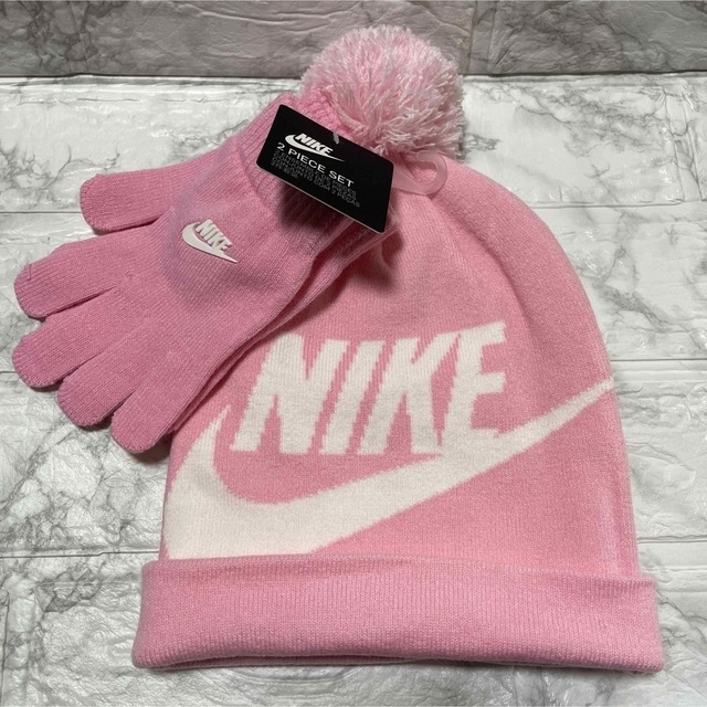 NIKE(ナイキ)のNIKE ナイキ　ニット帽　ニットキャップ　ビーニー　手袋　セット キッズ/ベビー/マタニティのこども用ファッション小物(帽子)の商品写真