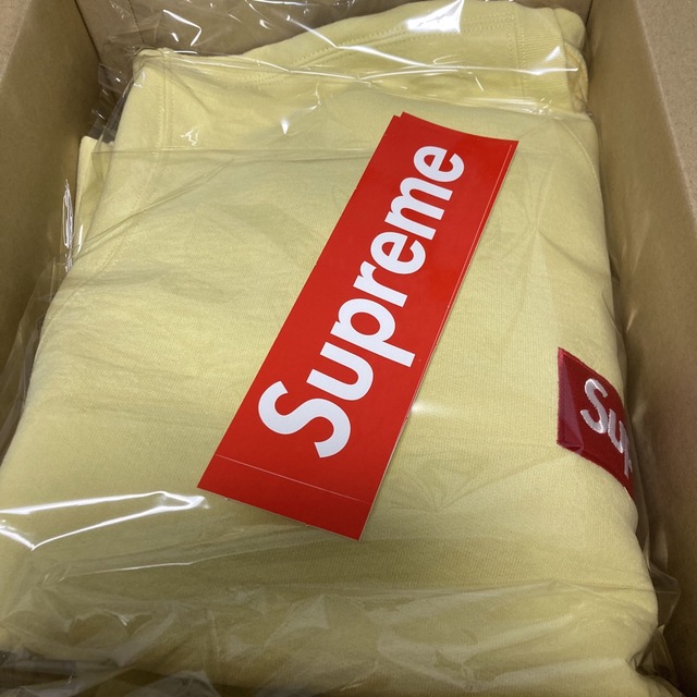 Supreme(シュプリーム)のSupreme Box Logo Crewneck Pale Yellow メンズのトップス(スウェット)の商品写真