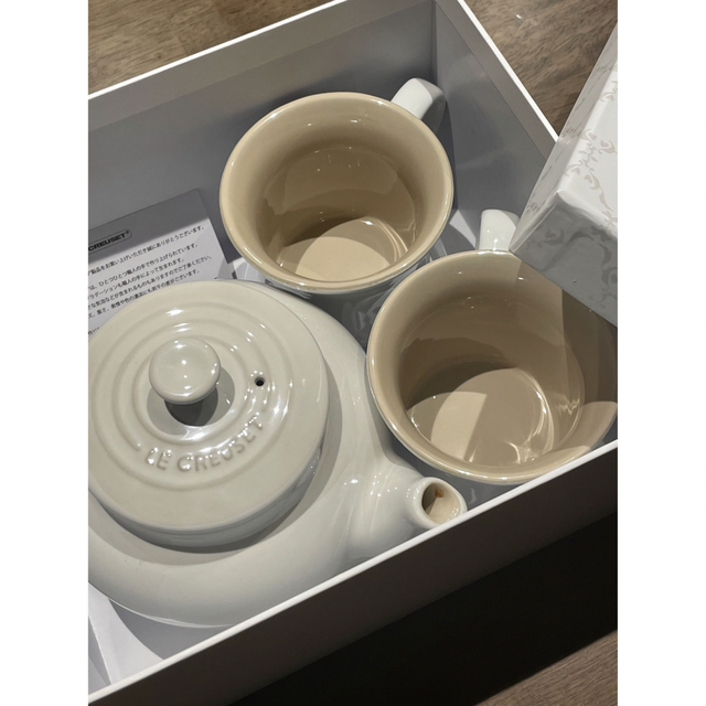 LE CREUSET(ルクルーゼ)の【値下げしました】ル・クルーゼ ティーポット＆マグ (2個) セット ホワイト インテリア/住まい/日用品のキッチン/食器(テーブル用品)の商品写真