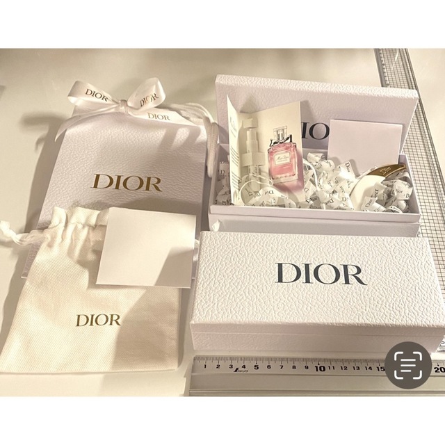 Christian Dior(クリスチャンディオール)のプレゼント　ブルーミングブーケとペチュラ  or  ディオール巾着とペチュラ インテリア/住まい/日用品のインテリア/住まい/日用品 その他(その他)の商品写真