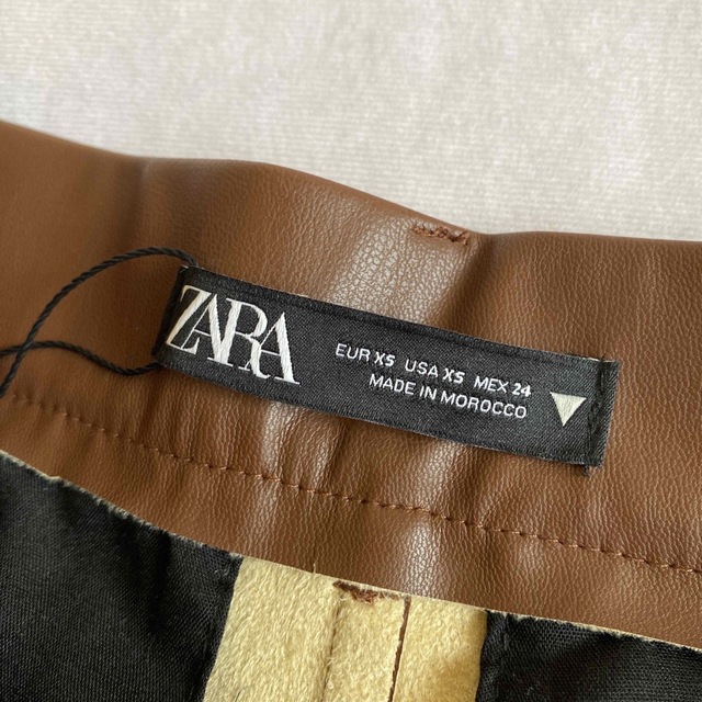 ZARA(ザラ)のzara フェイクレザーショートパンツ レディースのパンツ(ショートパンツ)の商品写真