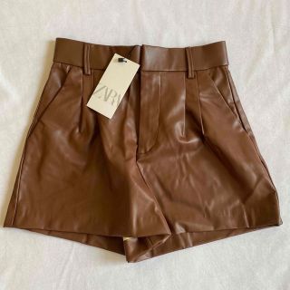 ザラ(ZARA)のzara フェイクレザーショートパンツ(ショートパンツ)