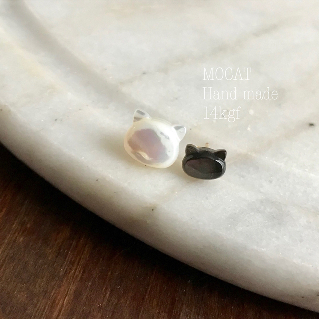 14kgf ◉白蝶貝の白猫ちびピアス ハンドメイドのアクセサリー(ピアス)の商品写真