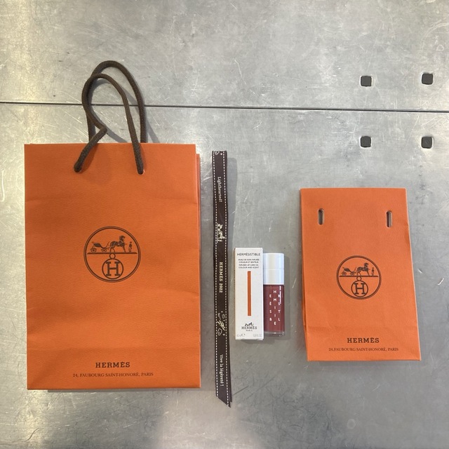 Hermes(エルメス)の【新品・未使用・ショッパー等セット】エルメス リップオイル 05 ローズ・コラ コスメ/美容のベースメイク/化粧品(リップグロス)の商品写真