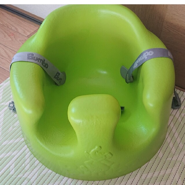 Bumbo(バンボ)のバンボ bumbo  テーブル・腰ベルト付き キッズ/ベビー/マタニティの授乳/お食事用品(その他)の商品写真