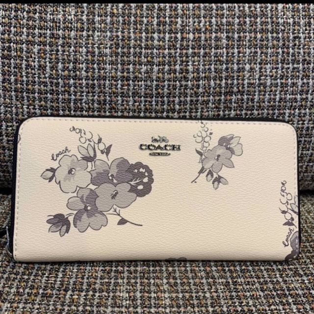 COACH(コーチ)のはなちゃん様専用ショプバ・箱付き3548  オレンジカラー　馬車モチーフ レディースのファッション小物(財布)の商品写真